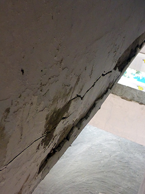 Cracked-staircase2-300.jpg
